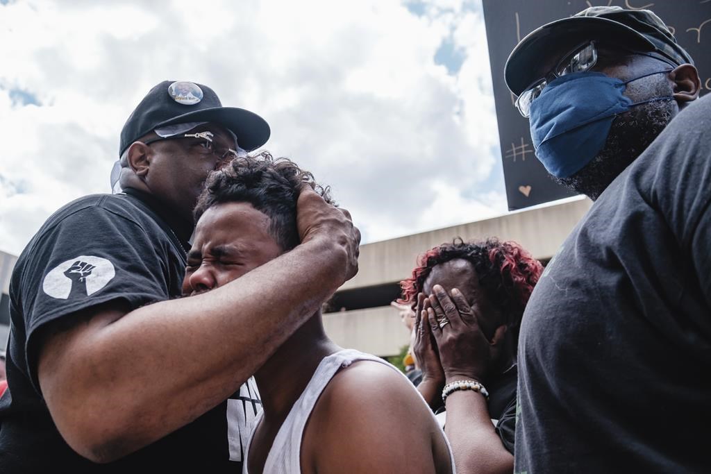 É-U: une vidéo montre que la police tue un homme noir sous une rafale de coups de feu