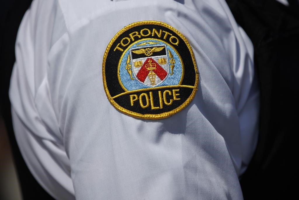 Un homme qui aurait poignardé une femme est abattu par la police à Toronto