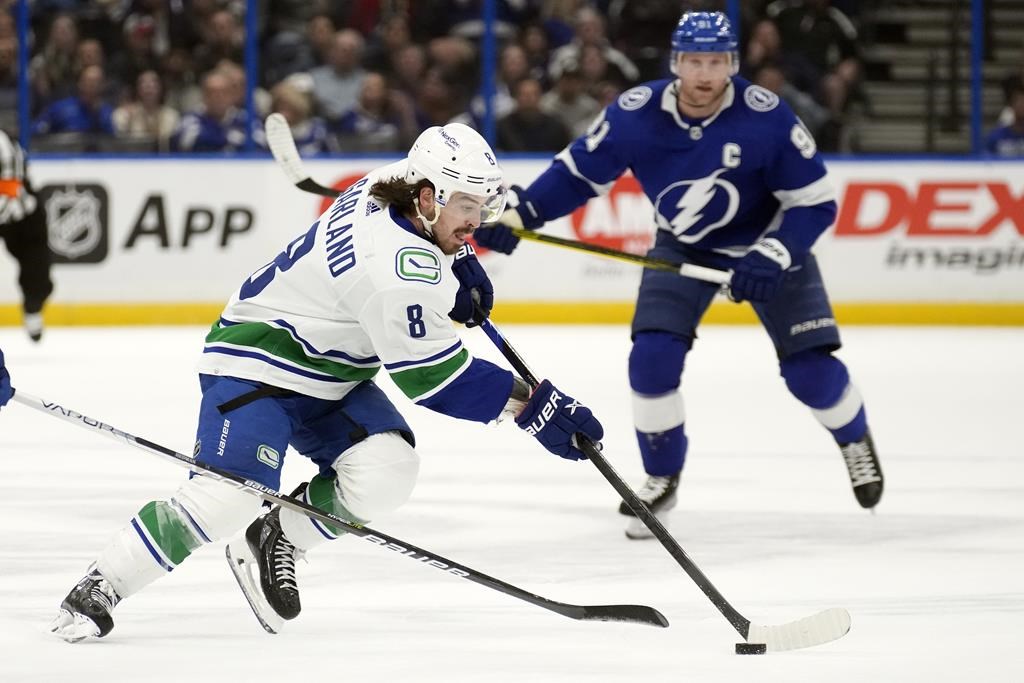 Stamkos approaches one goal from 500, Lightning wins 5-4 over Canucks