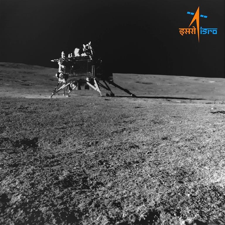 Los científicos analizan datos del vehículo lunar indio