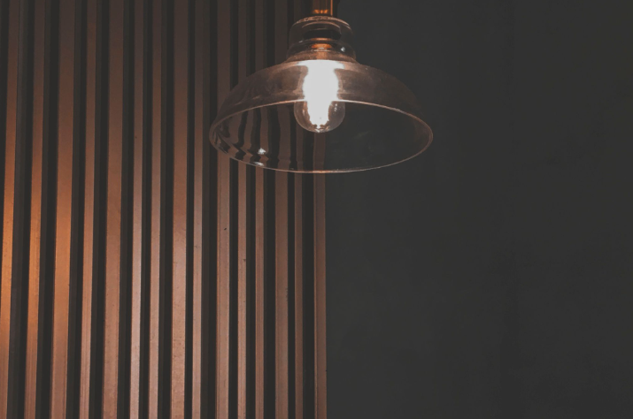 Plafonnier de chambre allumé